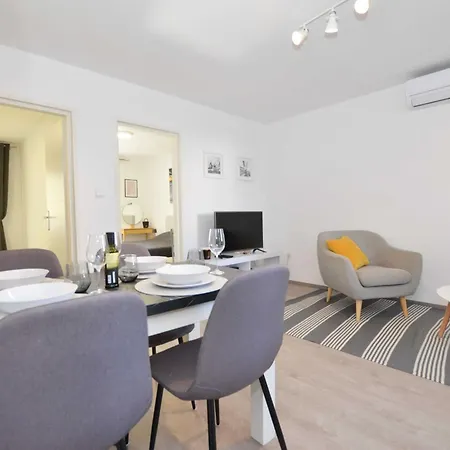 Tranquil And Bright With Loggia - Two Bedroom With Loggia Apartmán