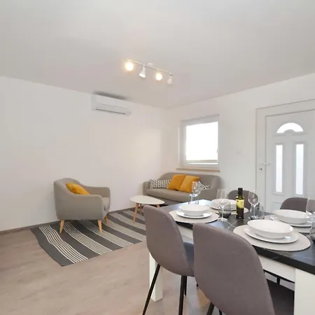 Tranquil And Bright With Loggia - Two Bedroom With Loggia Apartmán Rovinj