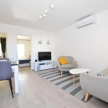 Tranquil And Bright With Loggia - Two Bedroom With Loggia Apartmán Rovinj